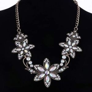 💜3/$25 NWT Beautiful Antiqued Flower Statement Necklace